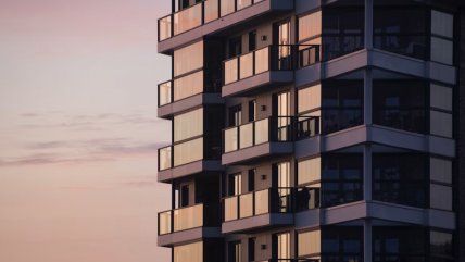   Tras engañar al conserje, ladrón trepó balcones para robar departamentos en Providencia 